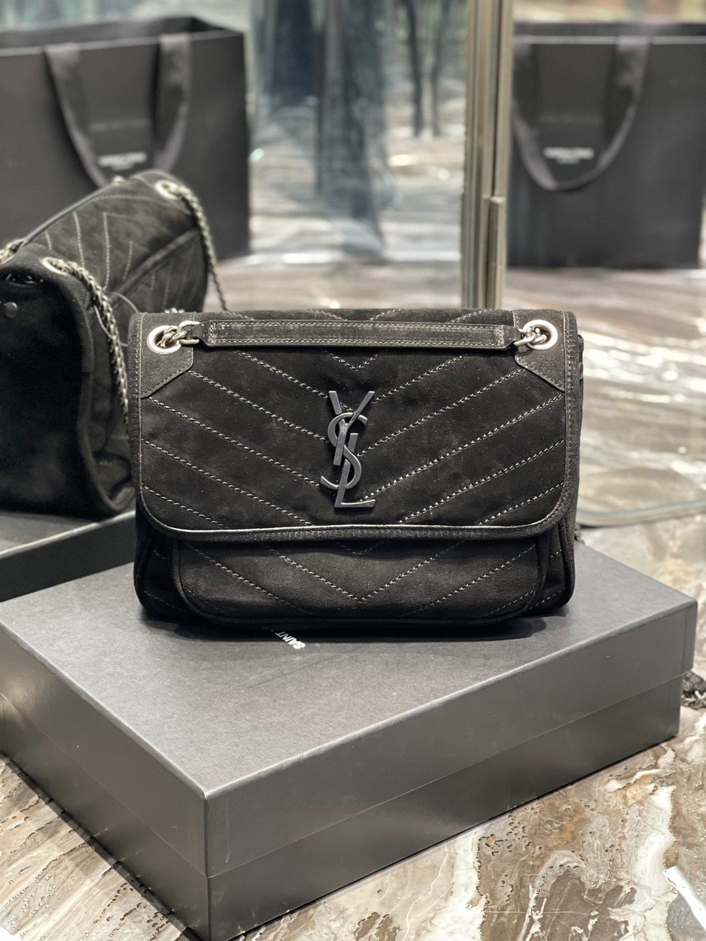 GLAMI Niki MeGLAMIum Chain Bag Black In Crinkled With Metal Hardware For Women 11in/28cm YSL