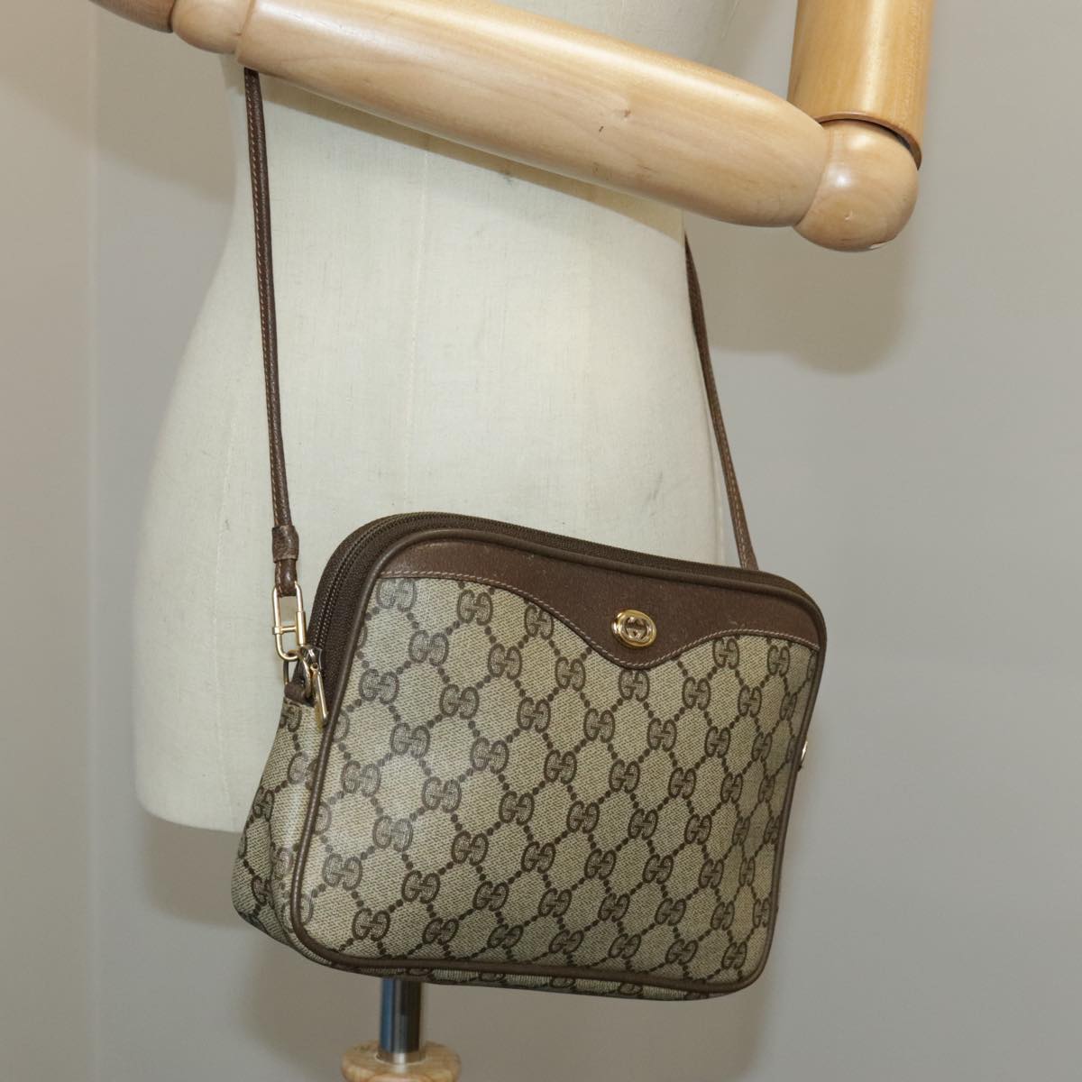 GUCCI GG Supreme Shoulder Bag PVC Beige Gold 97 02 068 100038