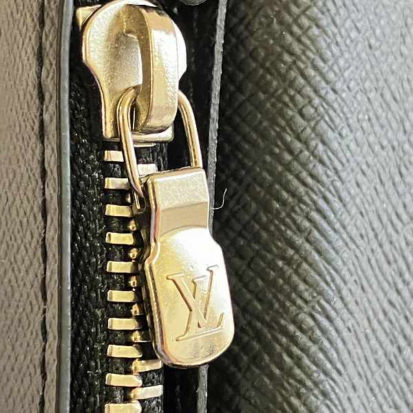 Louis Vuitton Taiga Leather Long Wallet M32572