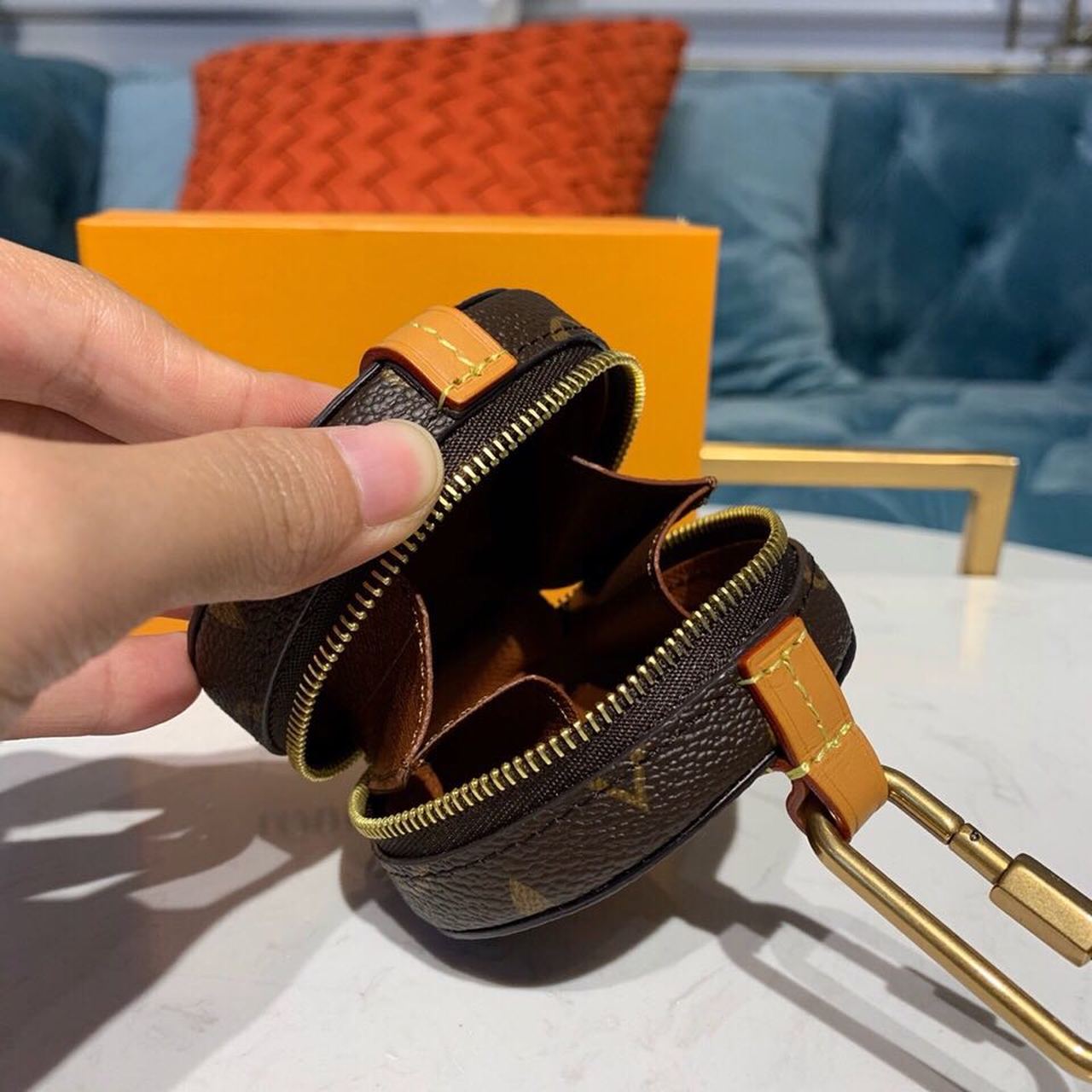 LV Round Case Monogram Canvas By Virgil Abloh For Women, WomenÃ¢â‚¬â„¢s Bags 3.1in/8cm LV M68524