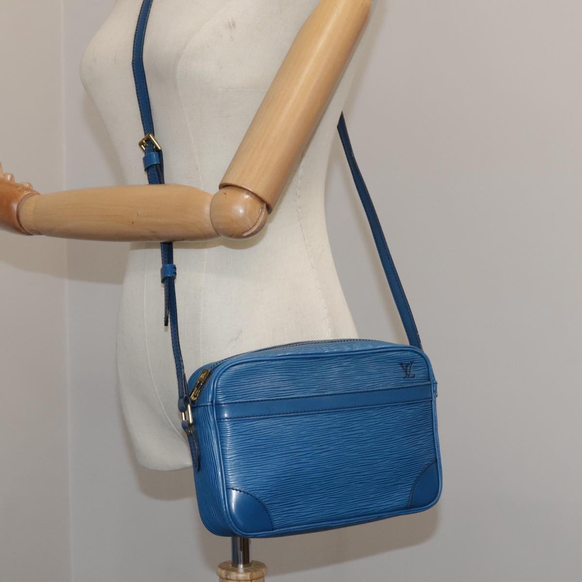 LOUIS VUITTON Epi Trocadero 23 Shoulder Bag Blue M52305 LV 104835