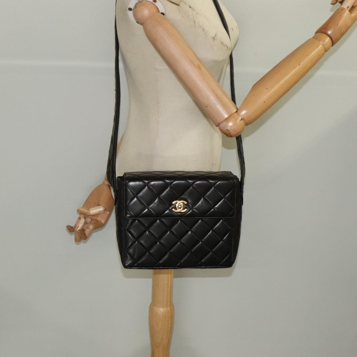 CHANEL Matelasse Shoulder Bag Lamb Skin Black Gold CC 104998A