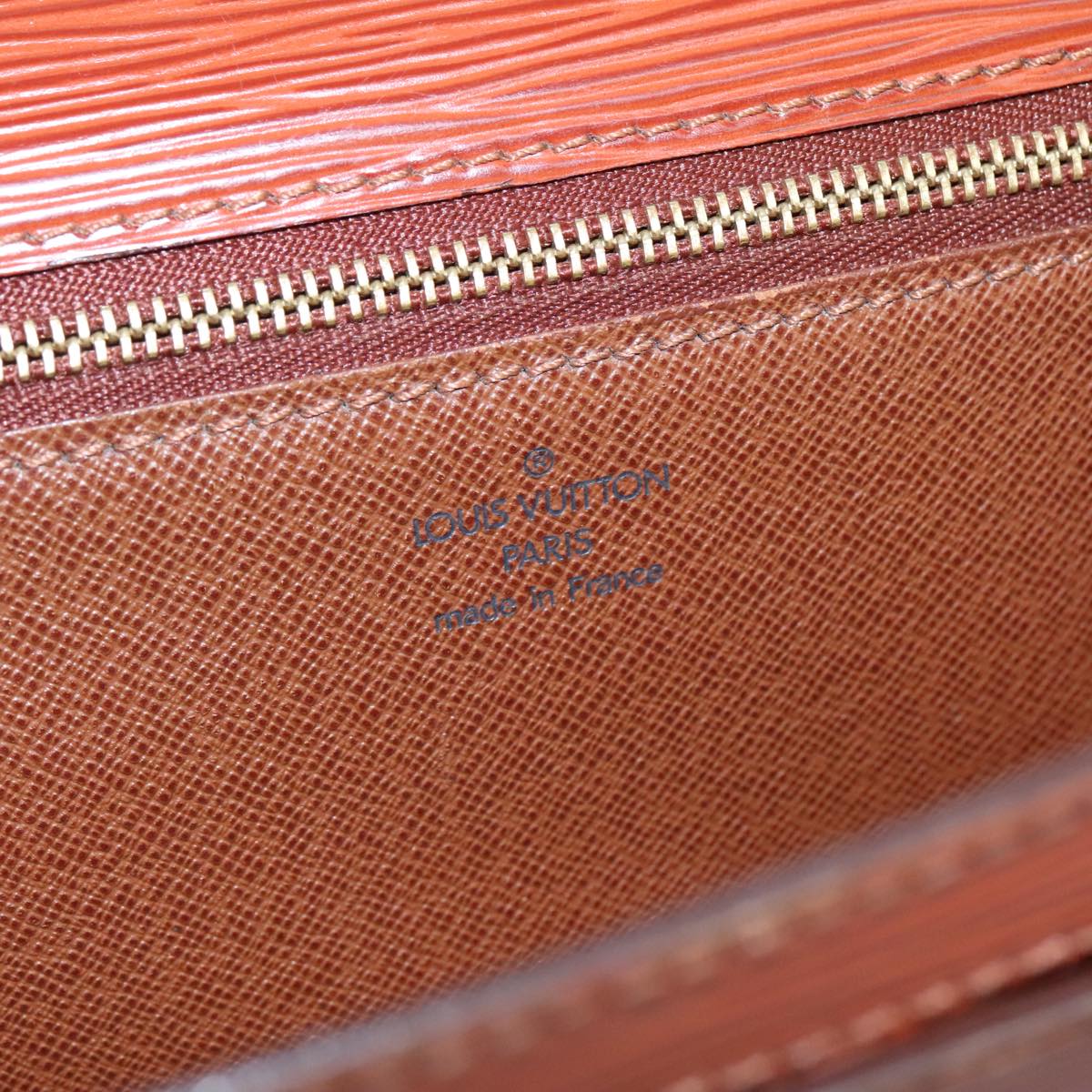 LOUIS VUITTON Epi Serie Dragonne Hand Bag Brown M52618 LV 106365