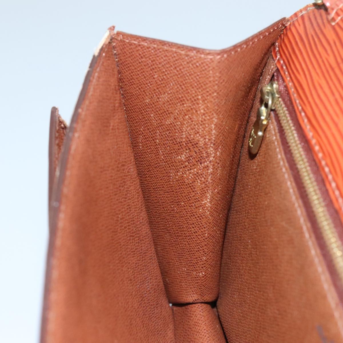 LOUIS VUITTON Epi Serie Dragonne Hand Bag Brown M52618 LV 106365