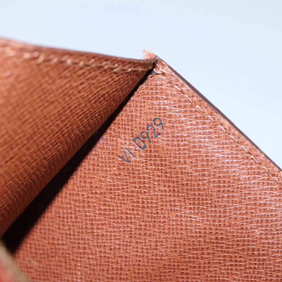 LOUIS VUITTON Epi Serie Dragonne Hand Bag Brown M52618 LV 106365