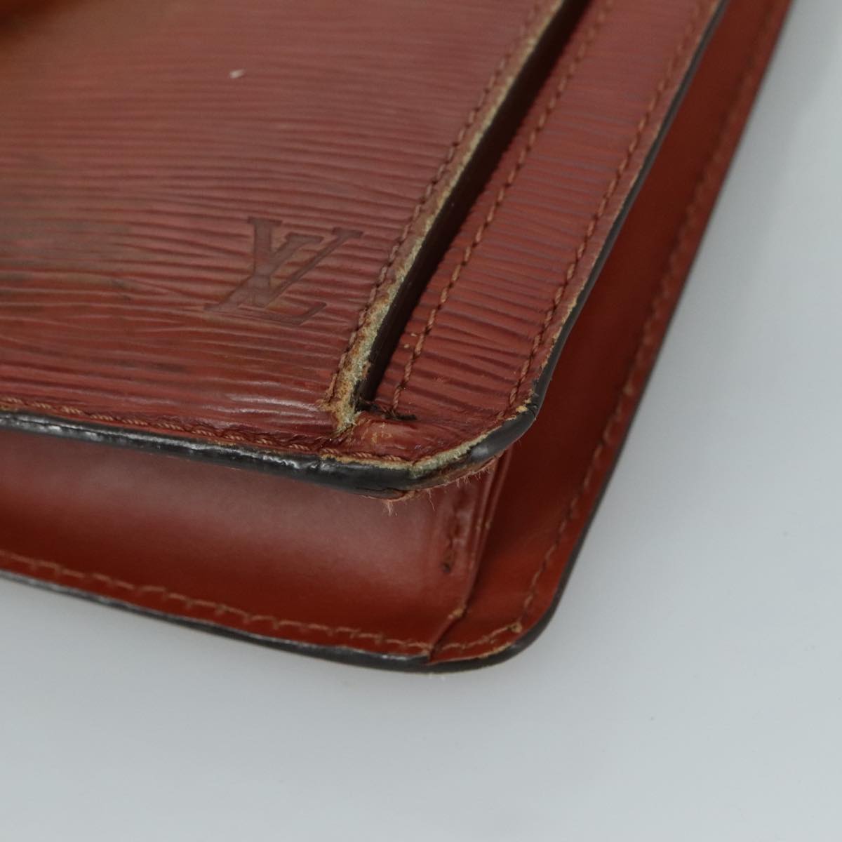 LOUIS VUITTON Epi Serie Dragonne Hand Bag Brown M52618 LV 106365