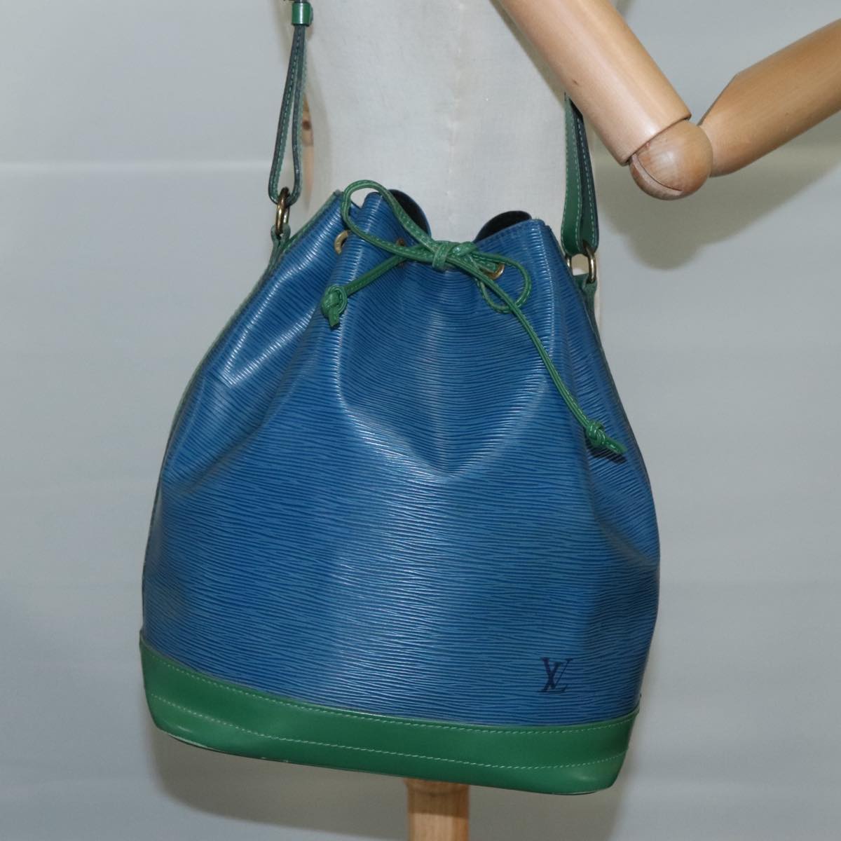LOUIS VUITTON Epi Noe Shoulder Bag Bicolor Green Blue M44044 LV 107198