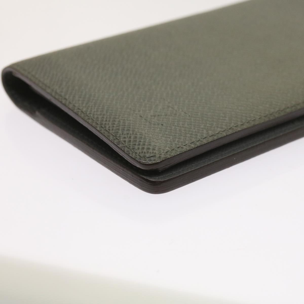 Sophisticated Taiga Leather Long Wallet with Ample SpaceEssentials