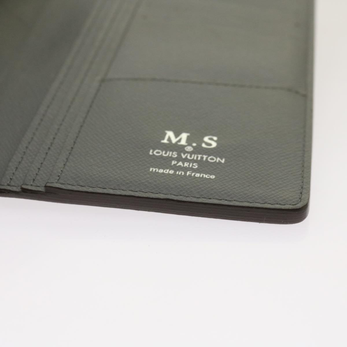 Sophisticated Taiga Leather Long Wallet with Ample SpaceEssentials