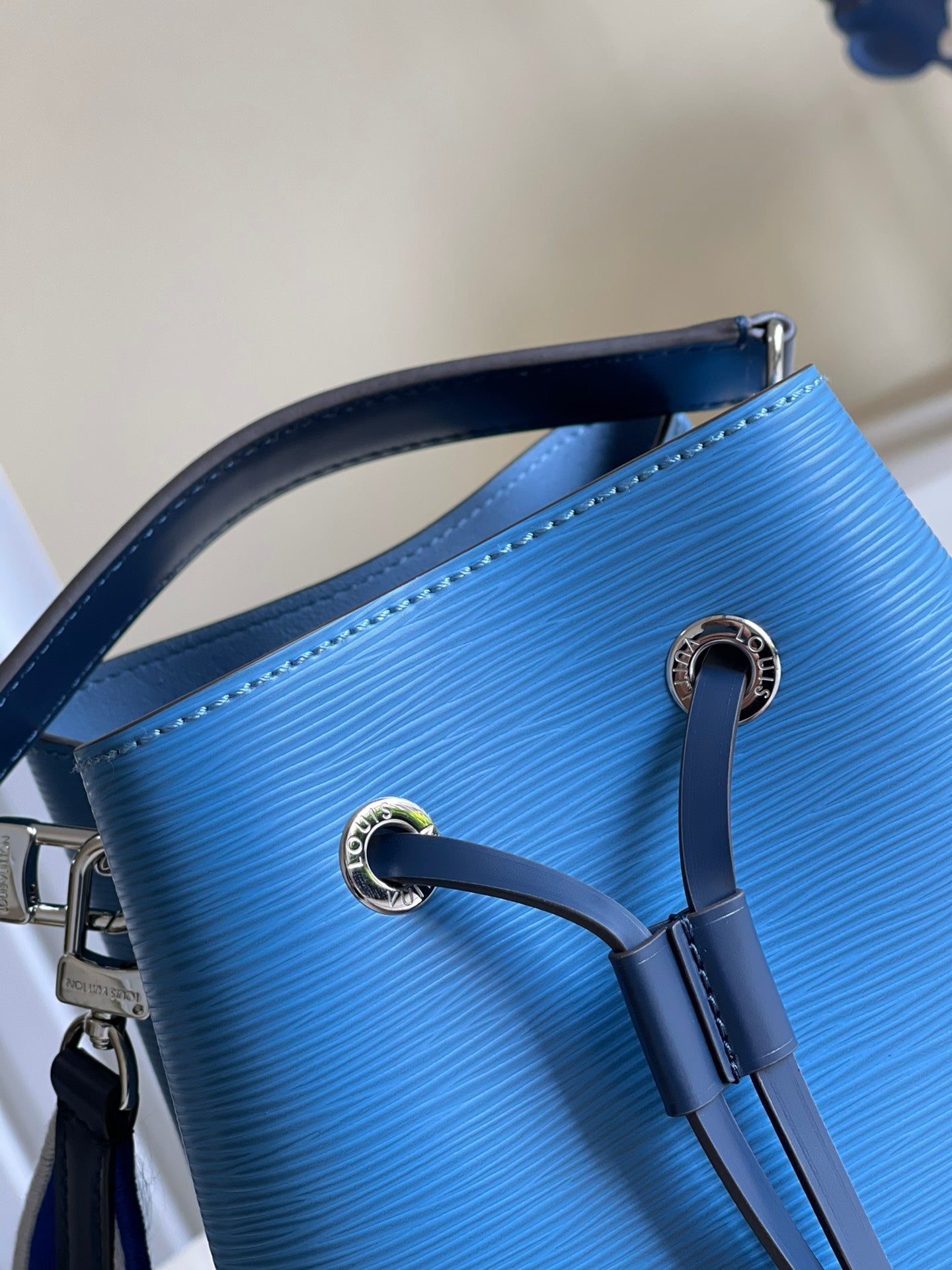 LV NeoNoe GLAMI Bucket Bag Bleuet Blue For Women,  Shoulder And Crossbody Bags 7.9in/20cm LV M57691