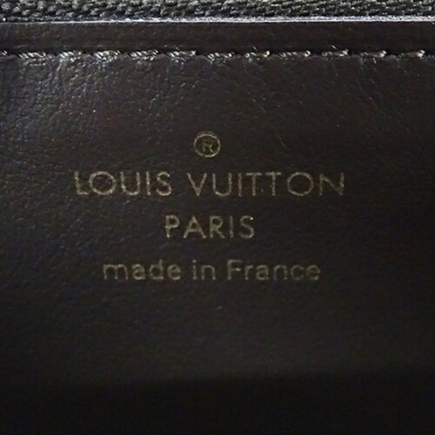 Elegant Leather Capucines Handbag with Minimal Wear