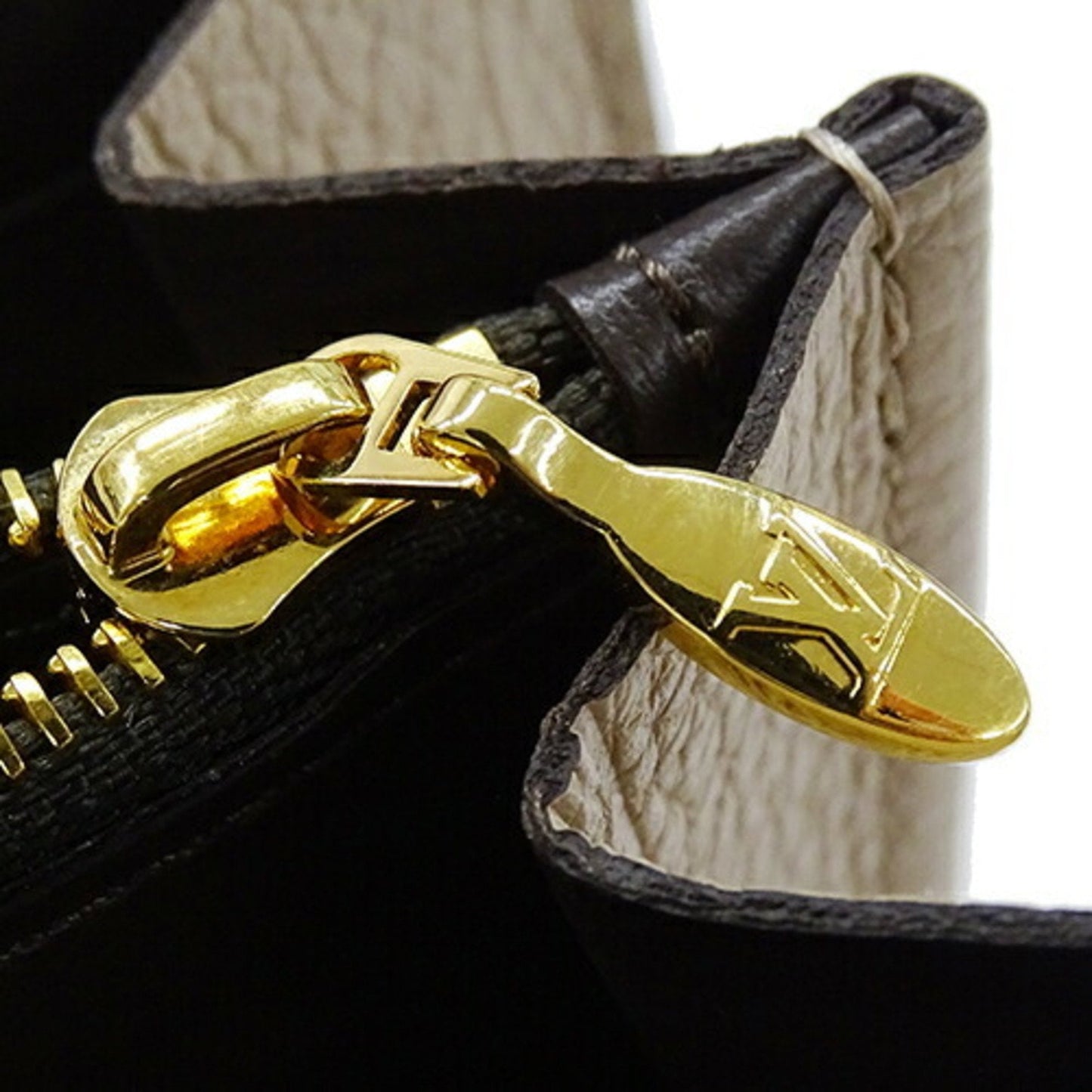 Elegant Leather Capucines Handbag with Minimal Wear