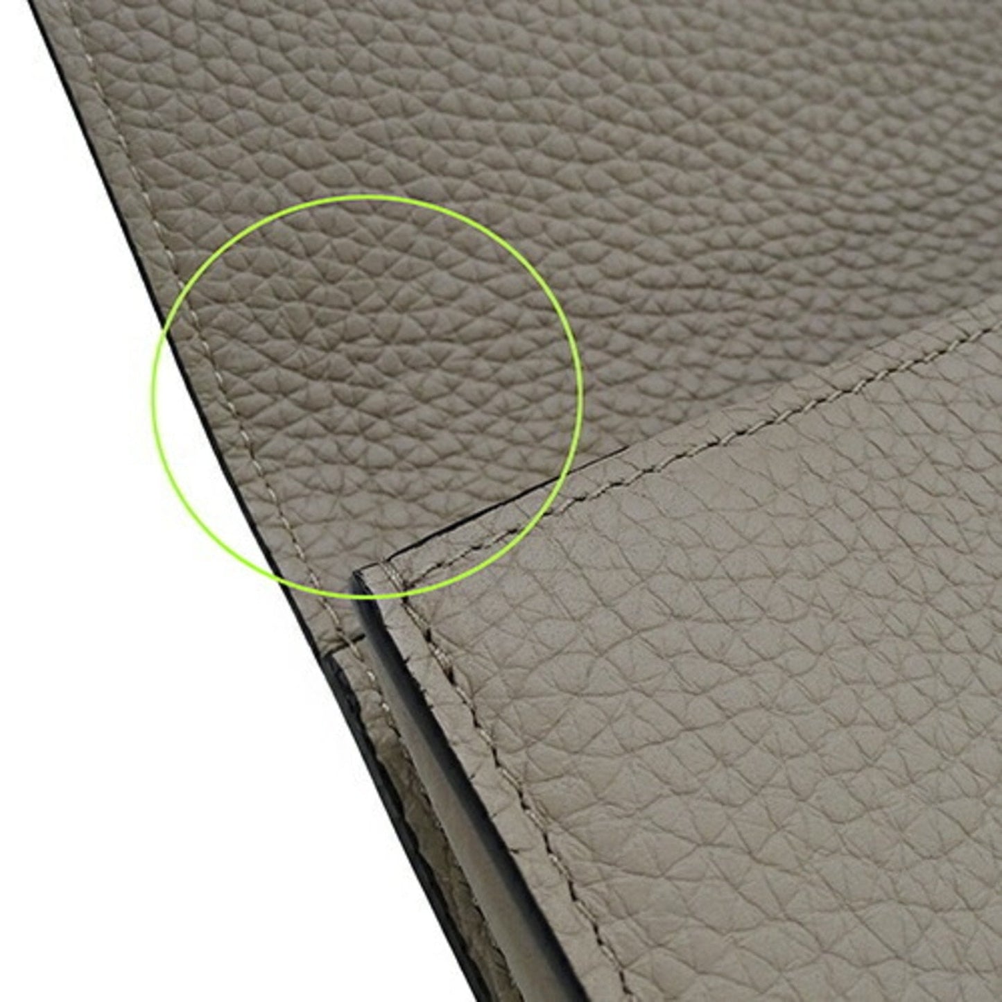 Elegant Leather Capucines Handbag with Minimal Wear