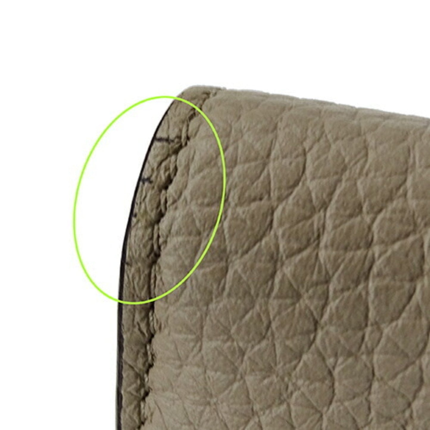 Elegant Leather Capucines Handbag with Minimal Wear