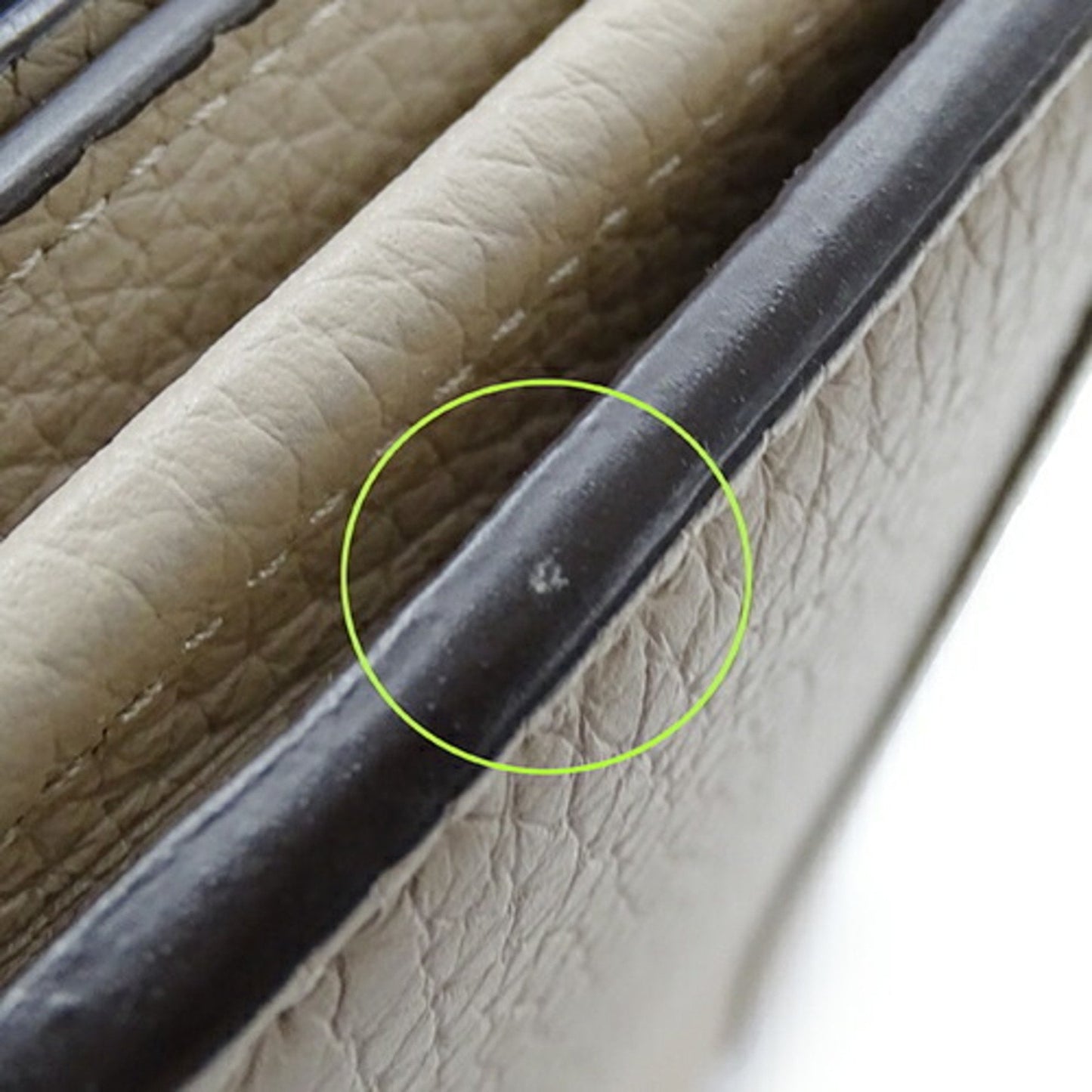 Elegant Leather Capucines Handbag with Minimal Wear