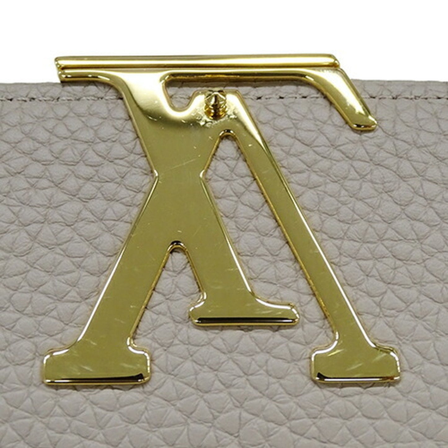 Elegant Leather Capucines Handbag with Minimal Wear