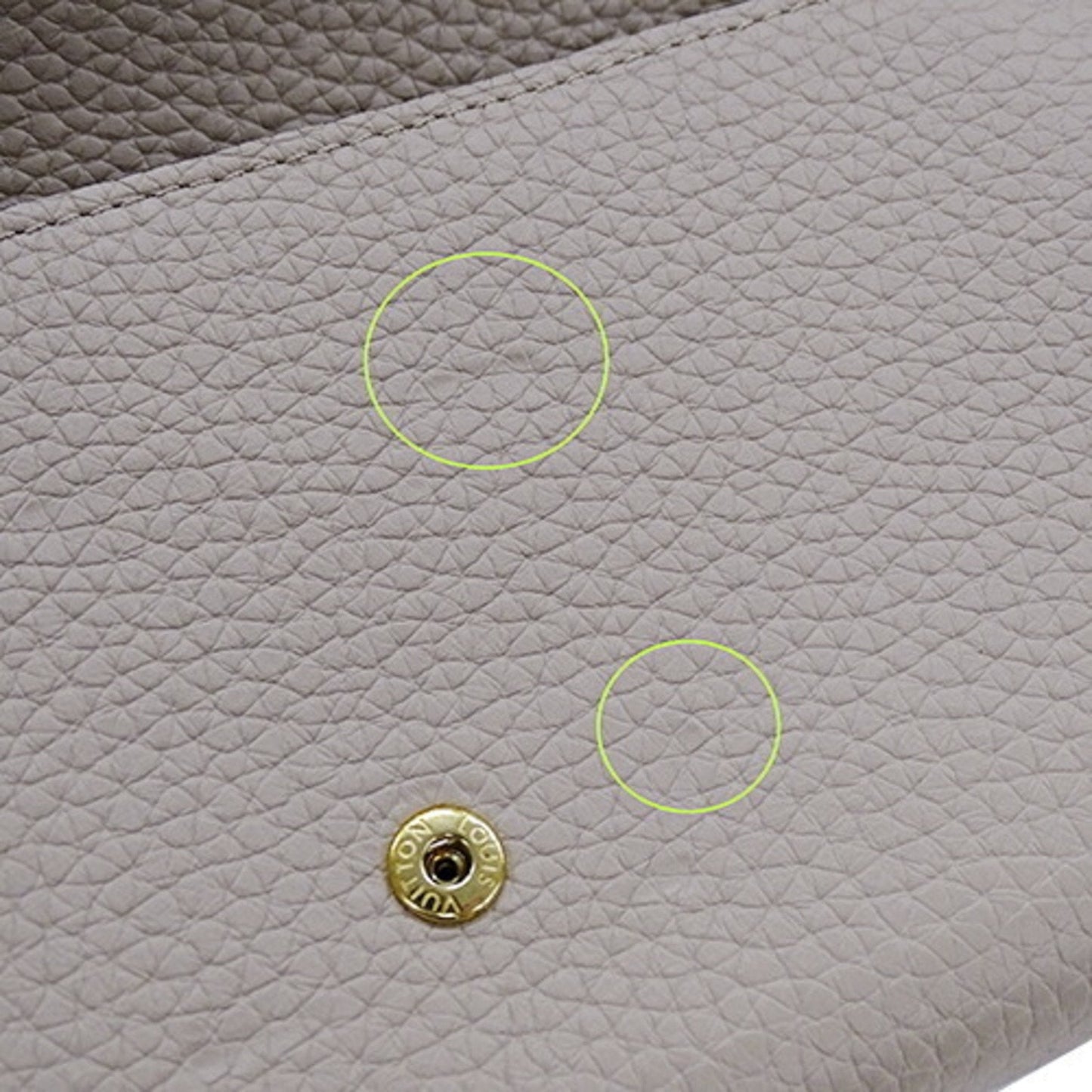 Elegant Leather Capucines Handbag with Minimal Wear