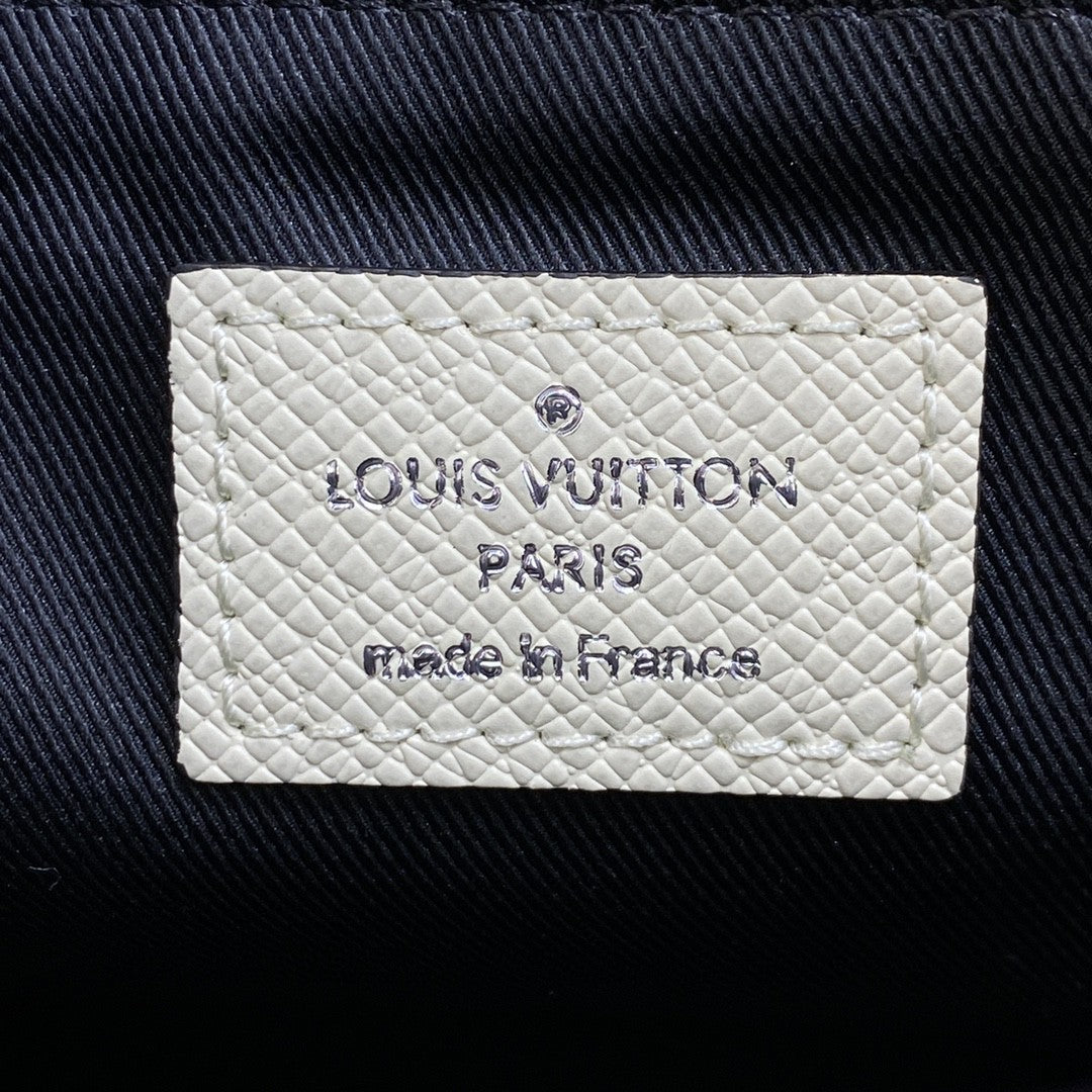 LV New GlamIap Messenger Bag Taiga White For Men, Bags, Shoulder And Crossbody Bags 11.1in/28.3cm LVÃ‚Â 