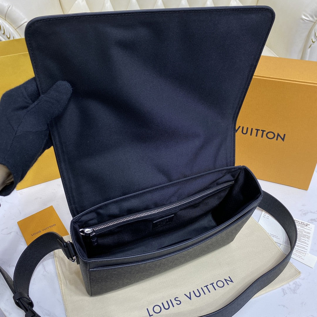 LV New GlamIap Messenger Bag Taiga Black For Men, Bags, Shoulder And Crossbody Bags 11.1in/28.3cm LV M30807