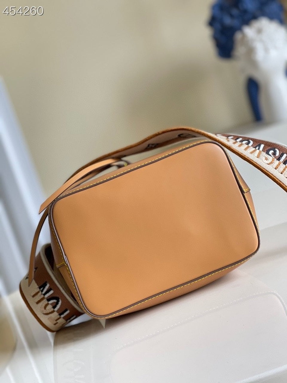 LV NeoNoe GLAMI Bucket Bag Honey Gold For Women,  Shoulder And Crossbody Bags 7.9in/20cm LV M57706