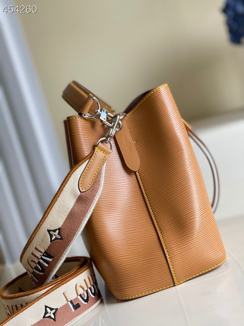 LV NeoNoe GLAMI Bucket Bag Honey Gold For Women,  Shoulder And Crossbody Bags 7.9in/20cm LV M57706