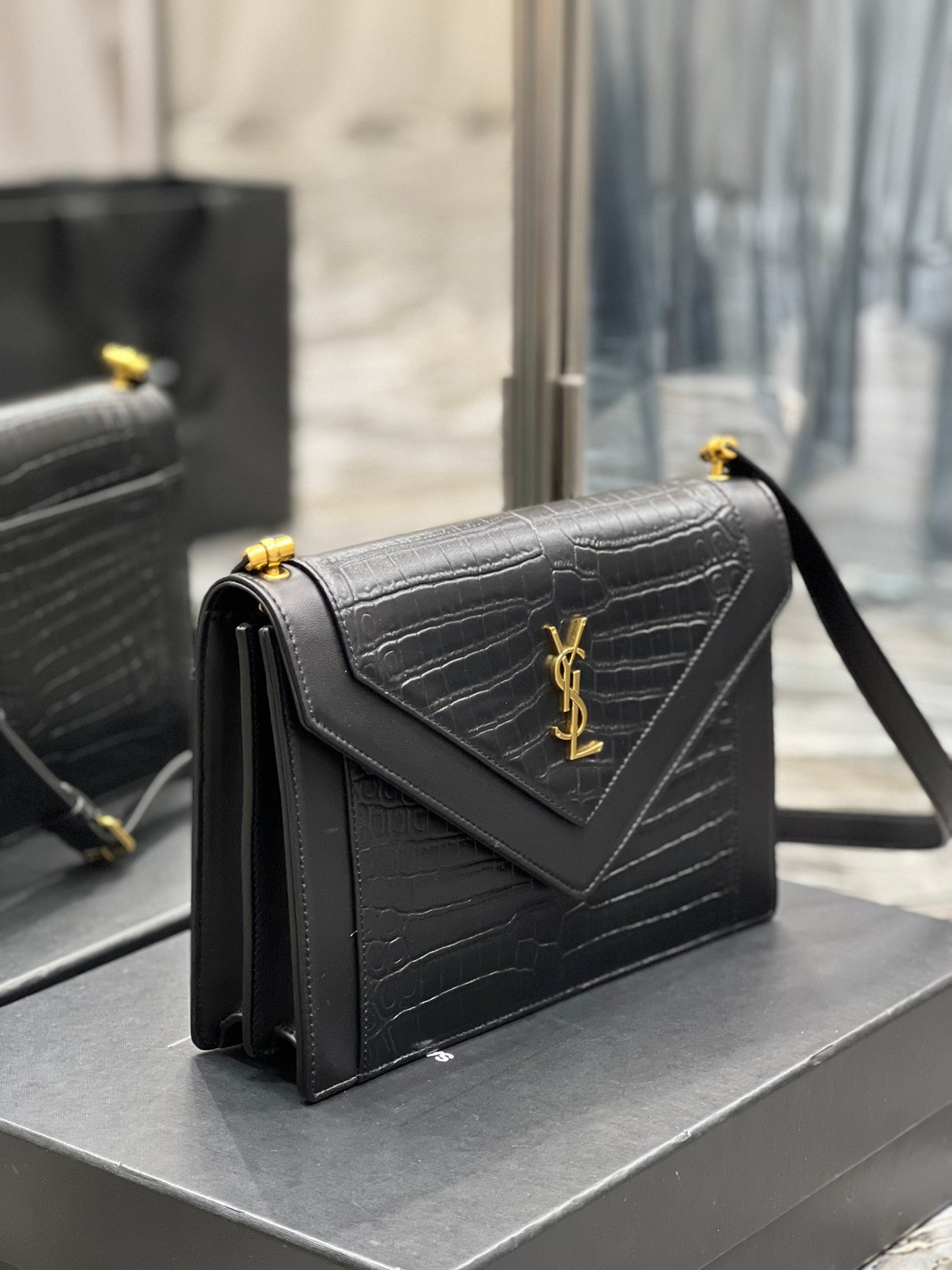 GLAMI Gaby Satchel Bag In Black With Gold Toned Hardware For Women 10.2in/26cm YSl 695724DZEUW1000