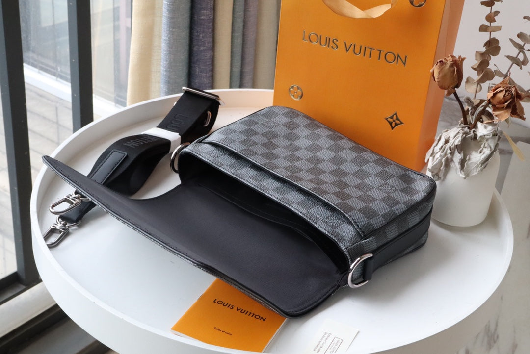 LV StuGLAMIo Messenger Damier Graphite Gray For Men, Bags, Shoulder And Crossbody Bags 9.3in/25.3cm LV N50013