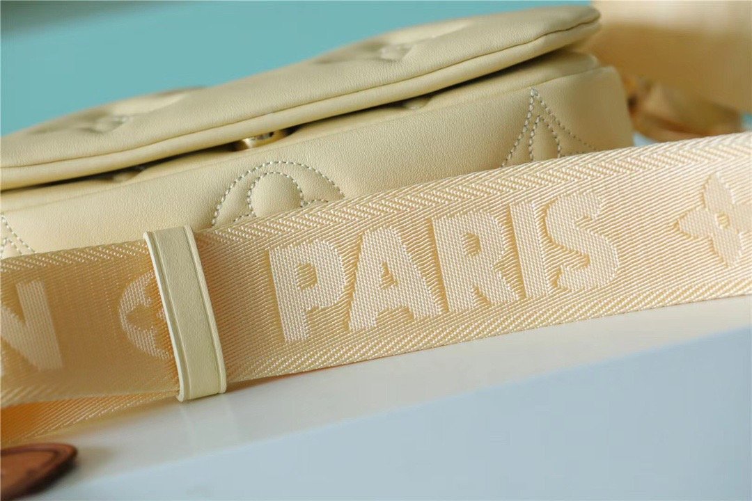LV Wallet On Strap BuGLAMIlegram Monogram In Wallets and Small Leather Goods For Women Banane Yellow 7.9in/20cm LV M81400