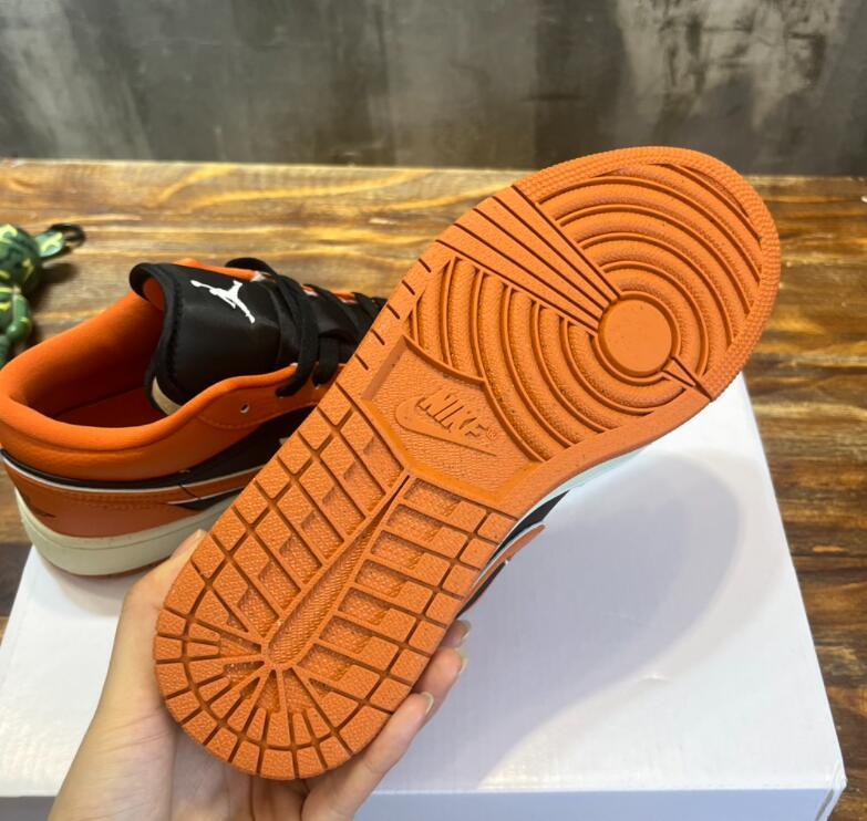 SAMC - NKE Shoes - 560