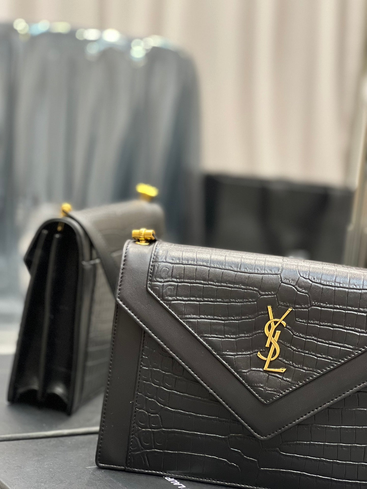 GLAMI Gaby Satchel Bag In Black With Gold Toned Hardware For Women 10.2in/26cm YSl 695724DZEUW1000