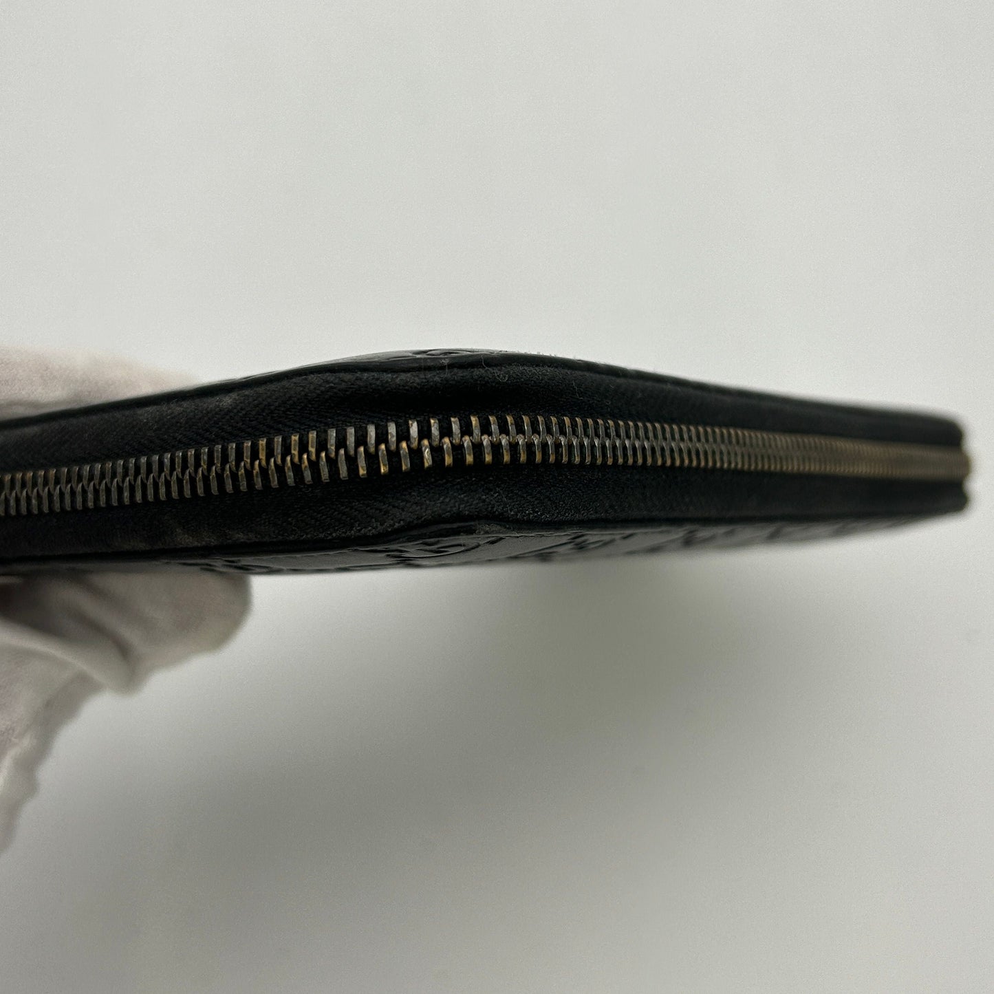 Gucci GG rubber-effect zip around wallet in black leather gu6612gd