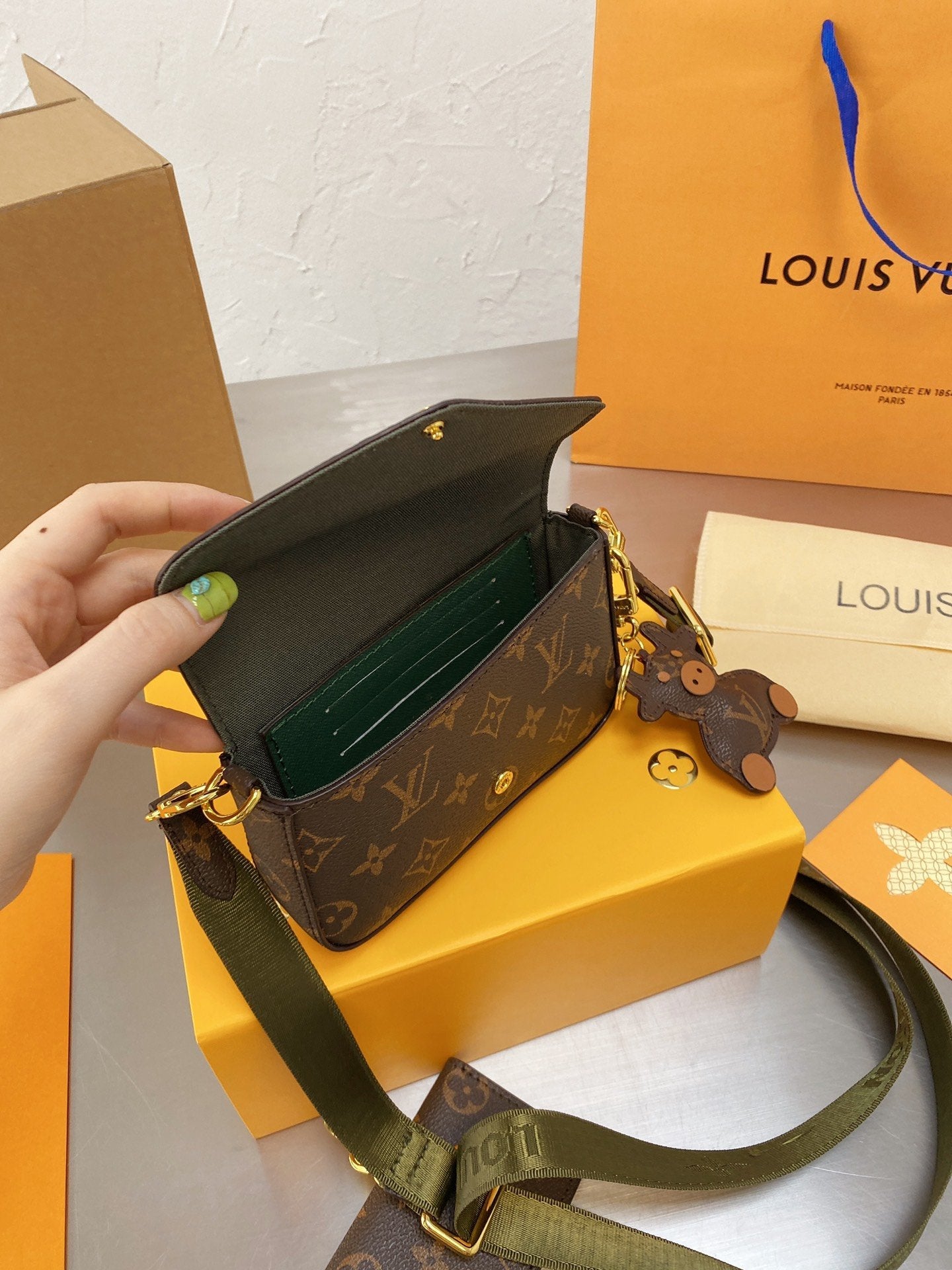 EN - New Arrival Bags LUV 066