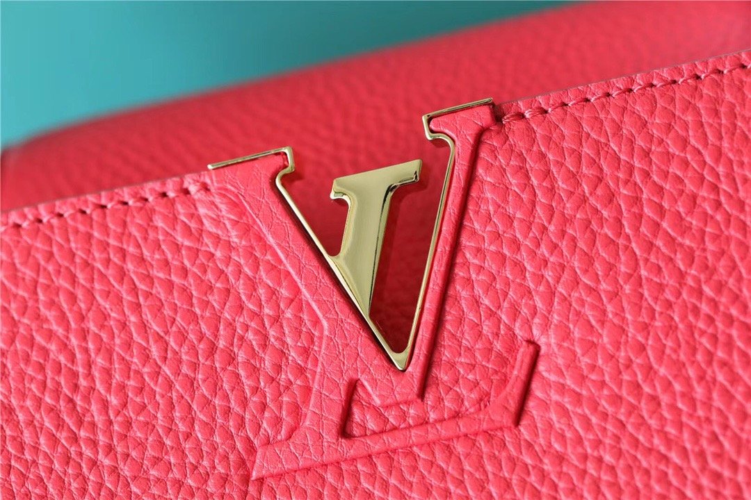 LV Capucines MM Taurillon Red For Women, WomenÃ¢â‚¬â„¢s Bags, Shoulder And Crossbody Bags 12.4in/31.5cm LVÃ‚Â 