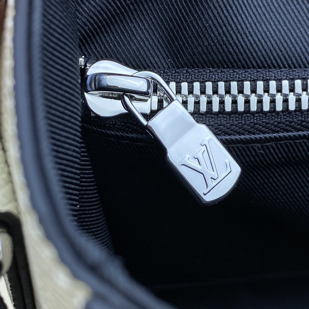 LV New GlamIap Messenger Bag Taiga White For Men, Bags, Shoulder And Crossbody Bags 11.1in/28.3cm LVÃ‚Â 