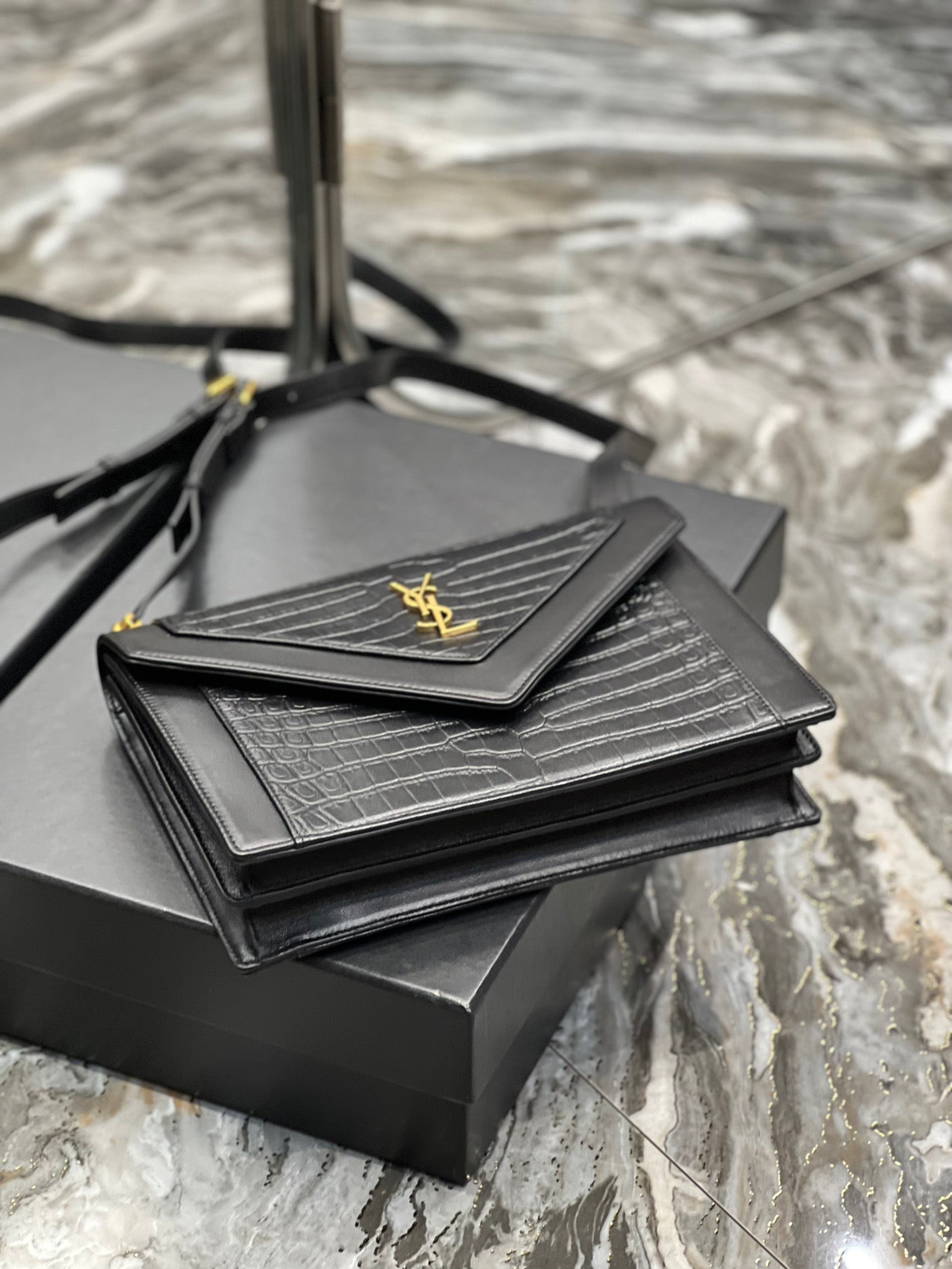 GLAMI Gaby Satchel Bag In Black With Gold Toned Hardware For Women 10.2in/26cm YSl 695724DZEUW1000