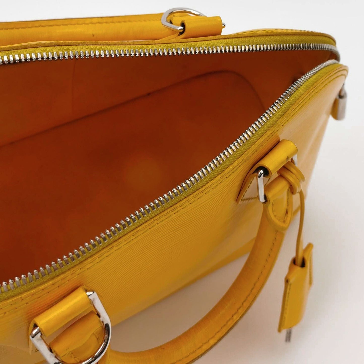 Preloved GLM-Alma Small Leather Solid Shell Handbag 250505781179384