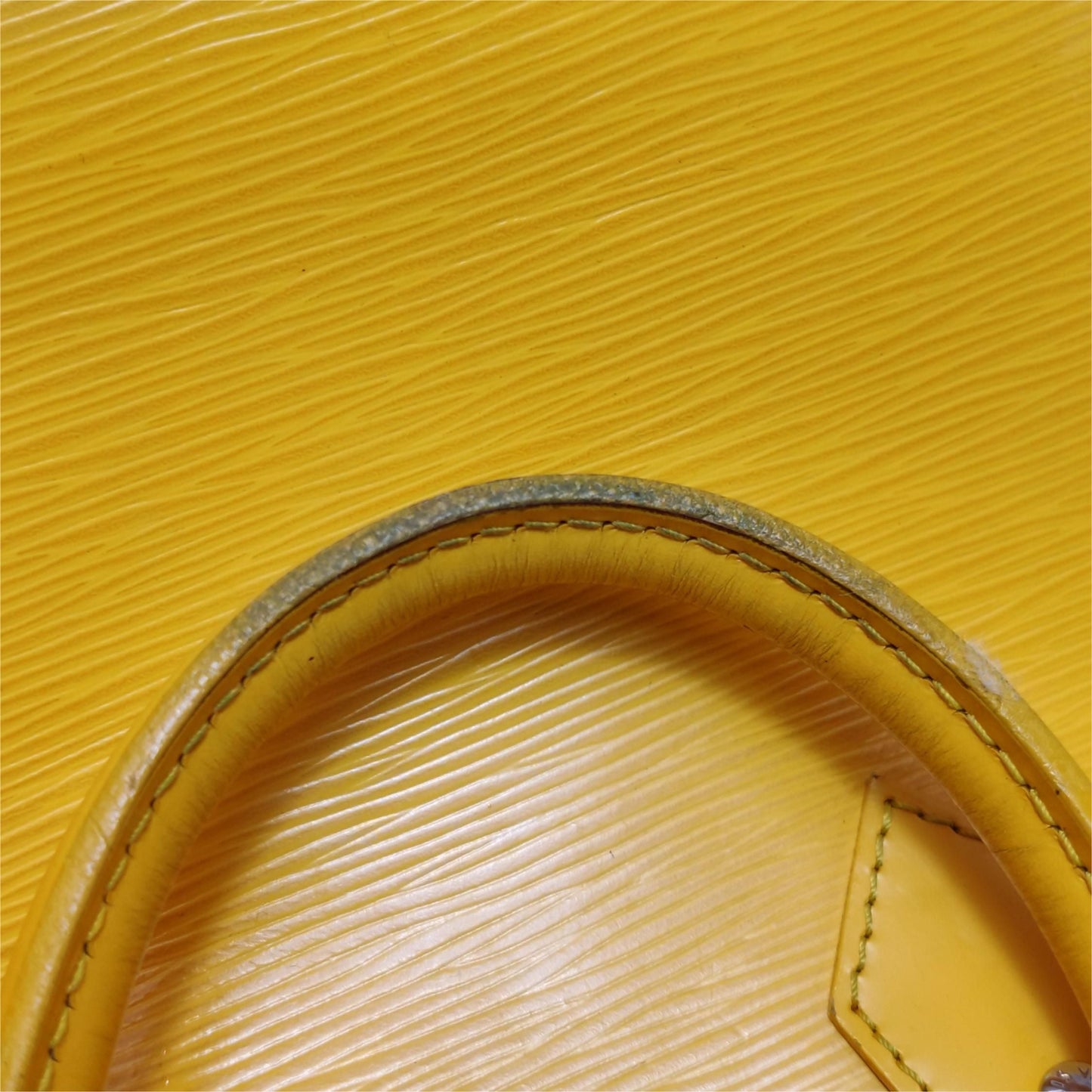 Preloved GLM-Alma Small Leather Solid Shell Handbag 250505781179384