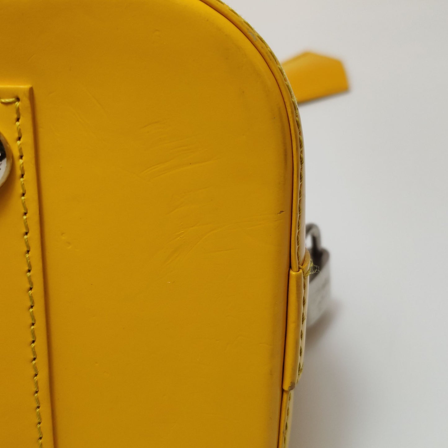 Preloved GLM-Alma Small Leather Solid Shell Handbag 250505781179384