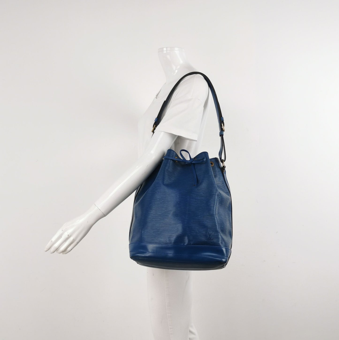Preloved GLM-NOE Large Calfskin Drawstring Shoulder Bag 057850201023