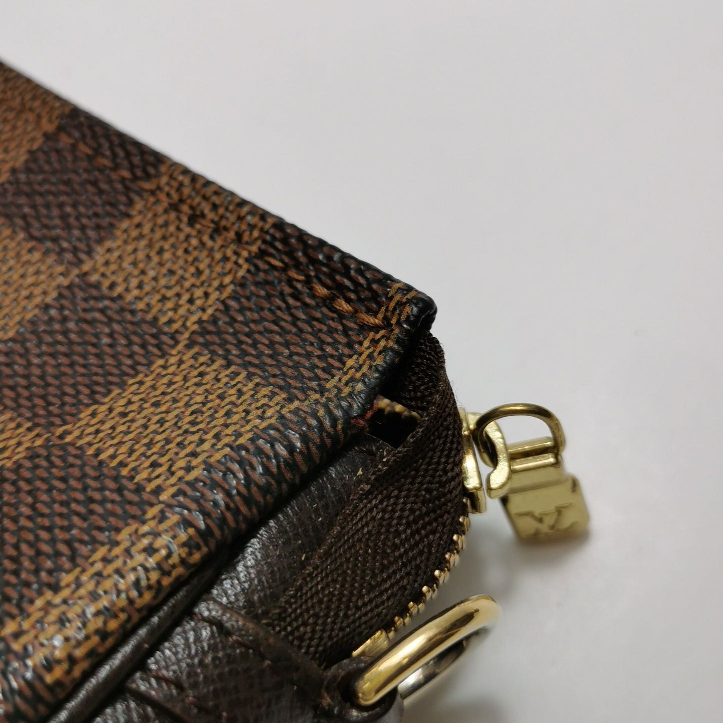 Preloved GLM-Trousse Makeup Leather Checkered Zip  Hobo Handbag 250330781126998