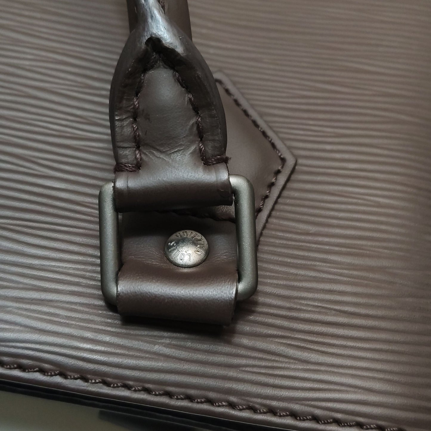 Preloved GLM-Sac Plat Leather Solid Pattern Handbag 250310781099217