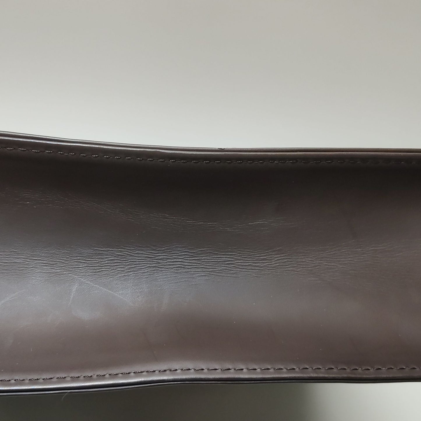 Preloved GLM-Sac Plat Leather Solid Pattern Handbag 250310781099217