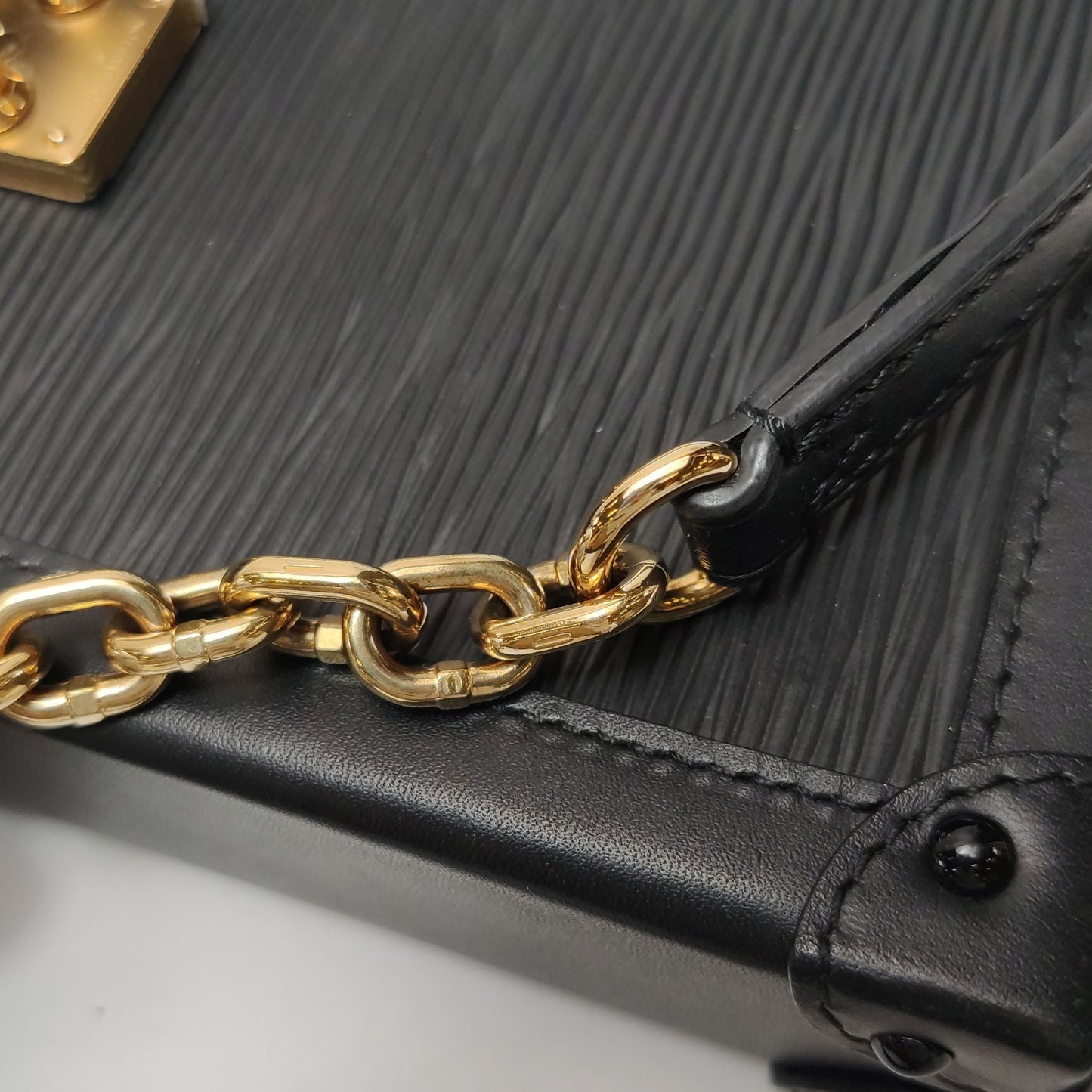 Preloved GLM-Trunk Vertical Leather Crossbody Bag 250512781188892