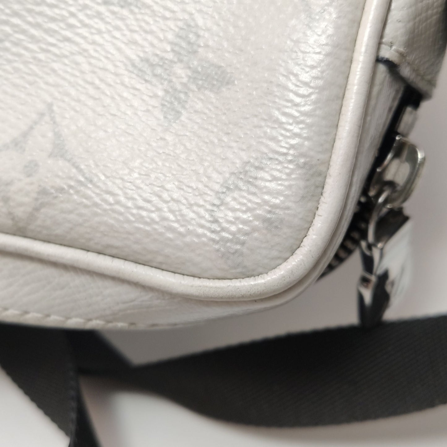 Preloved GLM-Outdoor Leather Monogram Zip Front Pocket Reporter Crossbody Bag 250415781149408