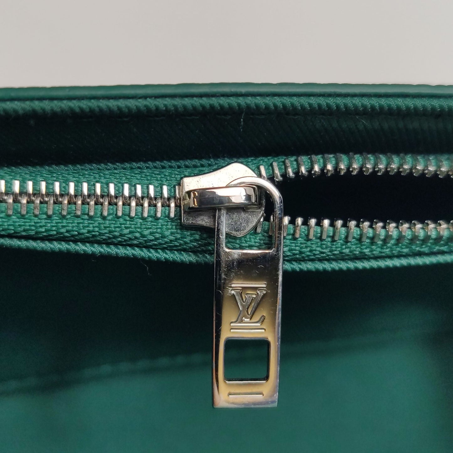 Preloved GLM-Fastline Mini Leather Solid Logo Crossbody Bag Microchip 250403781133428