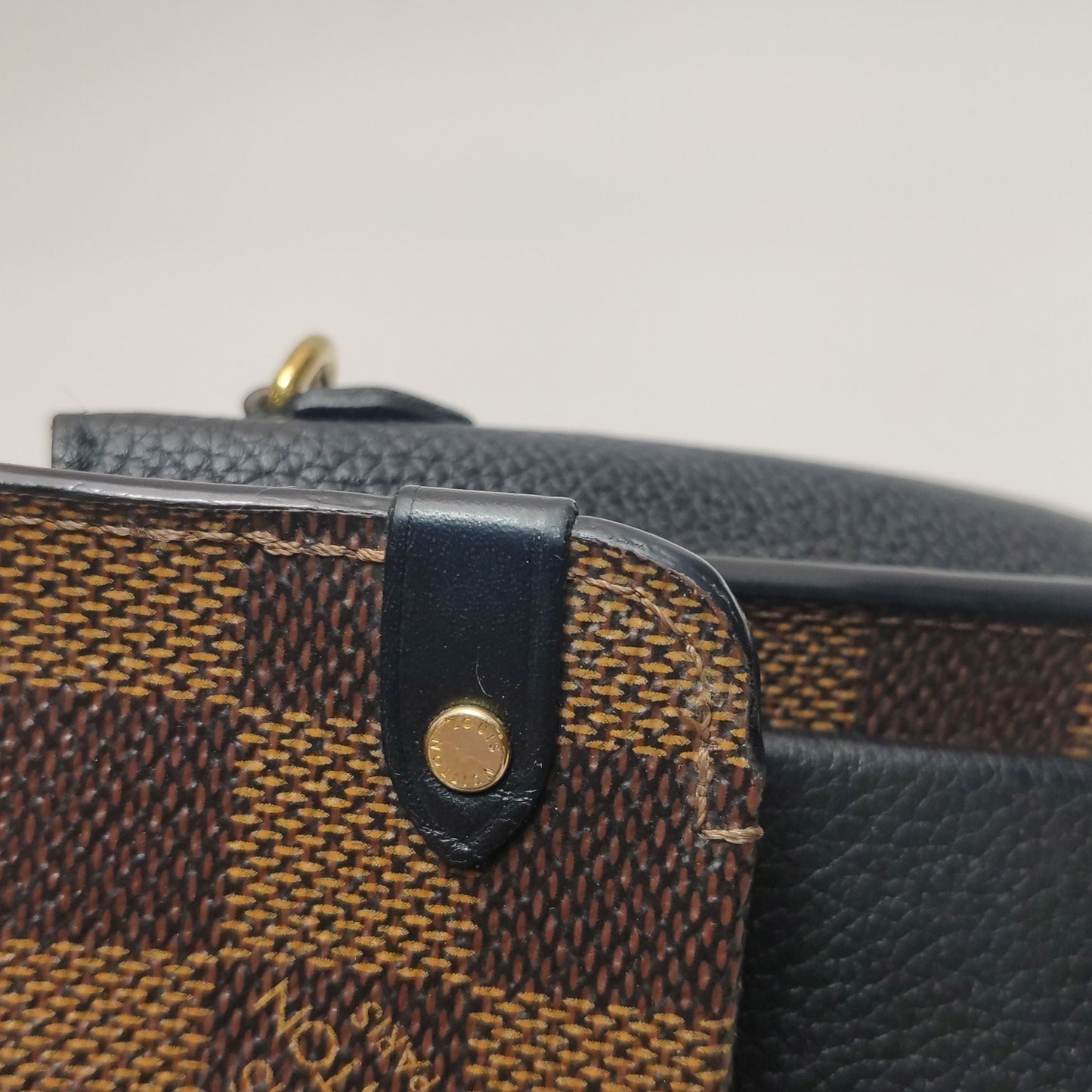 Preloved GLM-Vavin Leather Checkerboard Lock Logo Crossbody Bag 250401781130144
