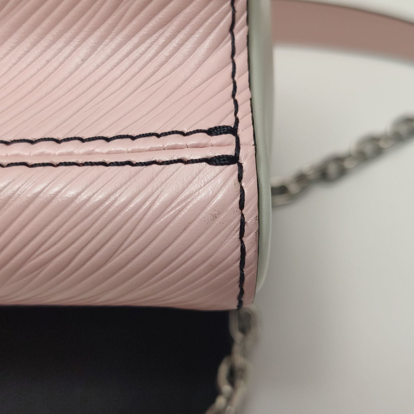 Preloved GLM-Twist Medium Leather Crossbody Bag with LV Twist Lock 250324781119141