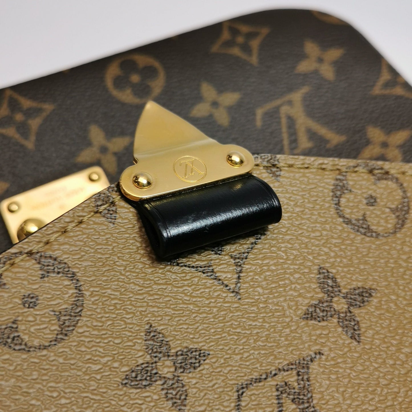 Preloved GLM-Pochette Metis Medium Leather Reverse Monogram S-lock Lock Messenger Crossbody Bag with Chip 250527781209955