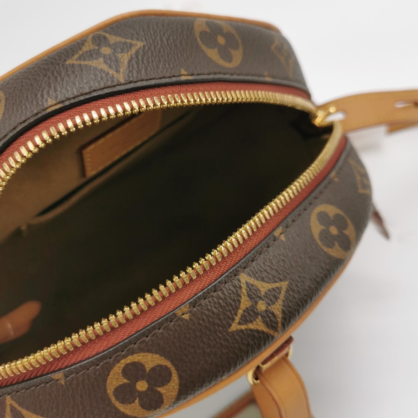 Preloved GLM-Boite Chapeau Medium Monogram Crossbody Bag 250522781202791
