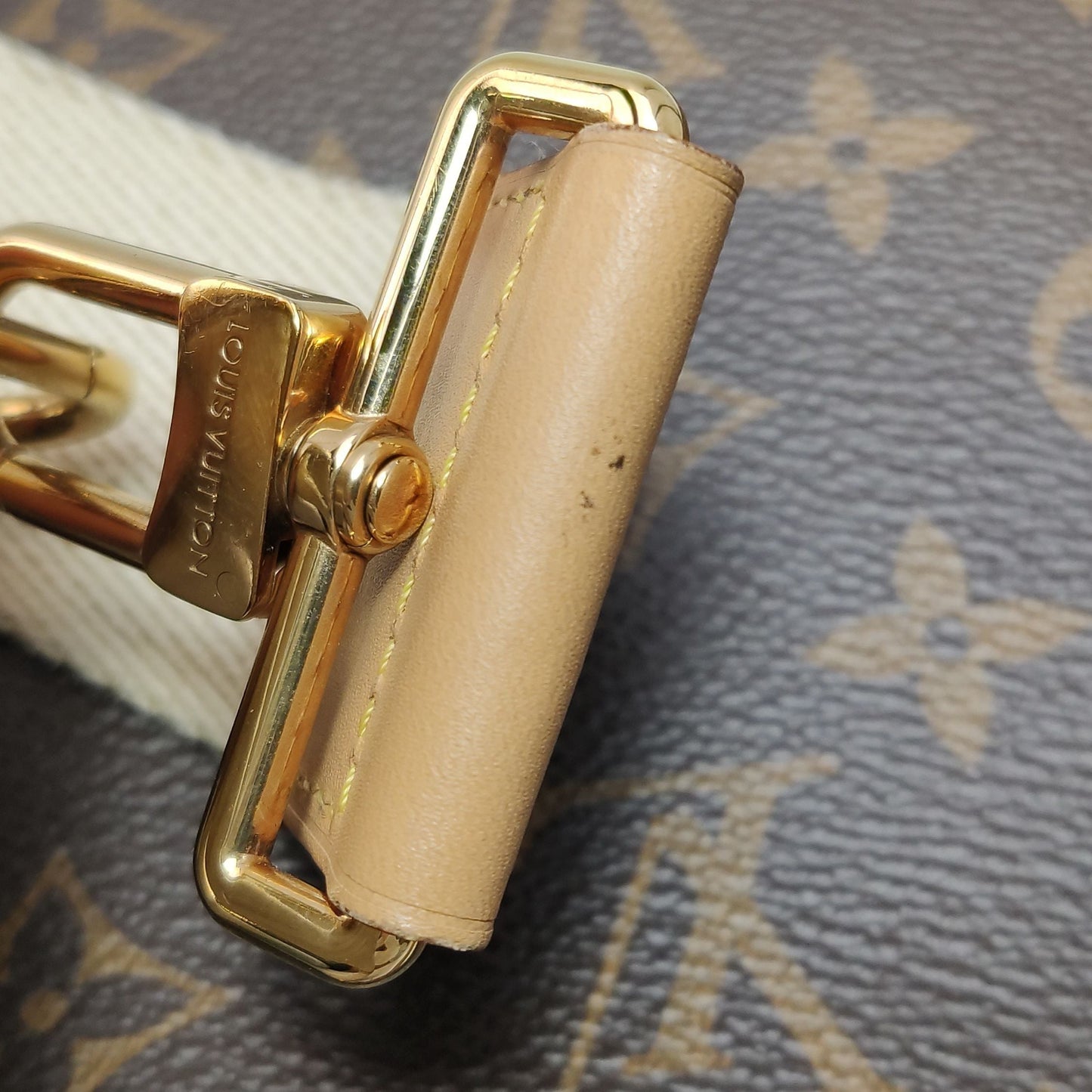 Preloved GLM-Utility Crossbody Bag with Chip 250428781169782